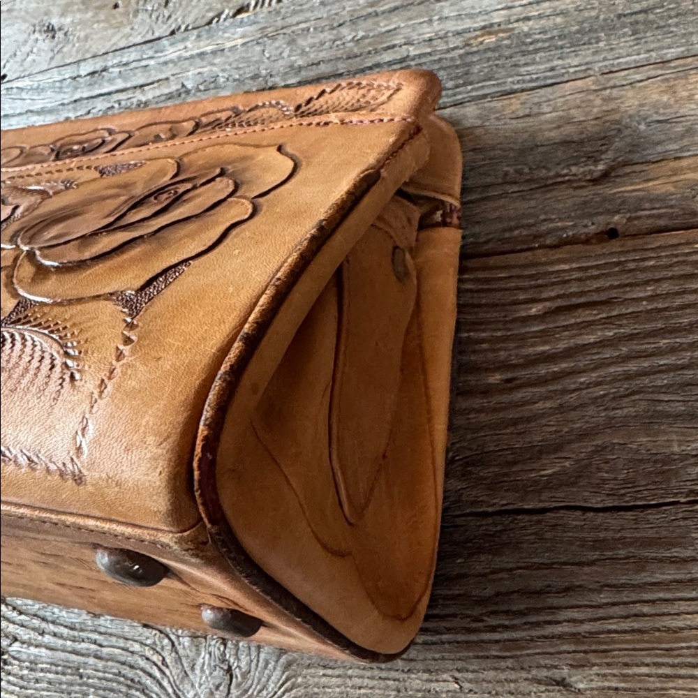 Vintage 60’s hand tooled floral leather clutch - Picture 13 of 16